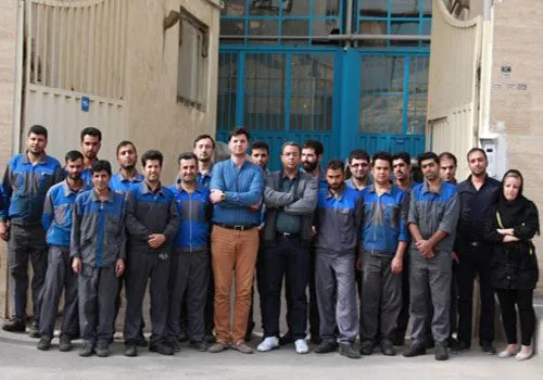 کارکنان گروه صنعتی مبتکران مقابل کارخانه